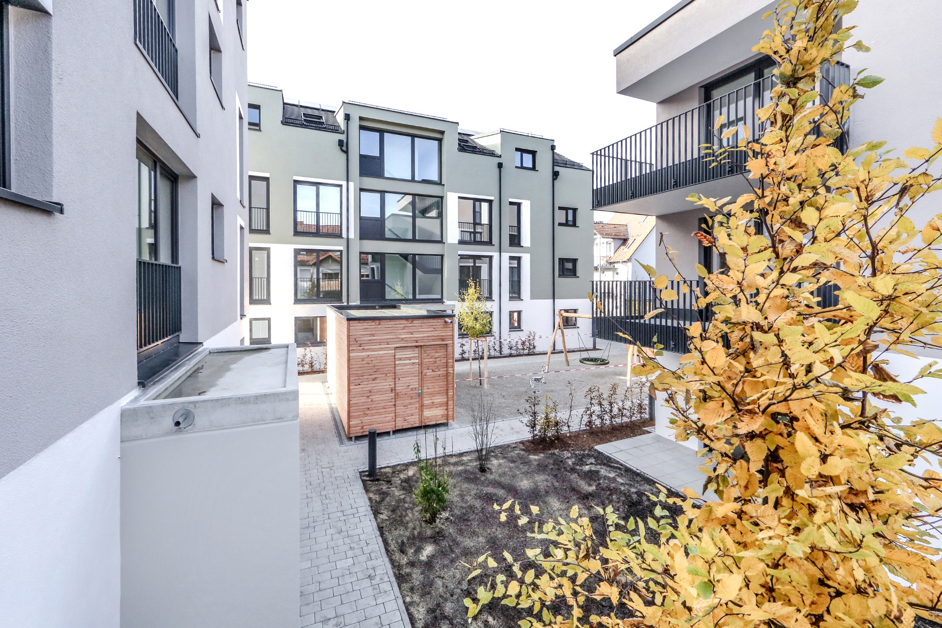 Innenhof der Wohnanlage Zehntscheuergasse mit Zuwegung, Pflanzflächen und Balkonen